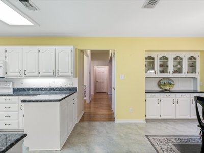 Waterfront Holly Lake Ranch East Texas  4/3.5/3 On 2 Acres - image 25