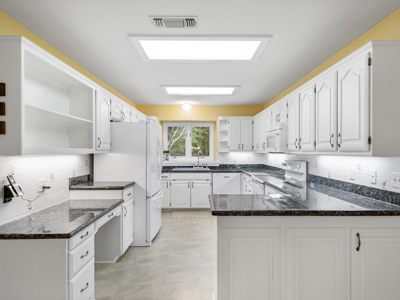 Waterfront Holly Lake Ranch East Texas  4/3.5/3 On 2 Acres - image 21