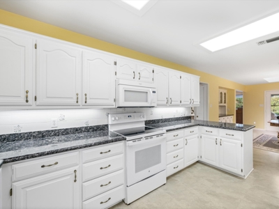 Waterfront Holly Lake Ranch East Texas  4/3.5/3 On 2 Acres - image 24