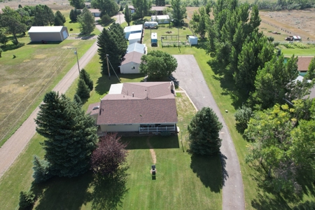 Hobby Farm 3 bedroom 1.5 bath home for sale in Glendive - image 3