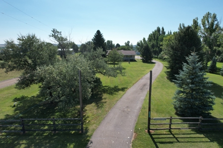 Hobby Farm 3 bedroom 1.5 bath home for sale in Glendive - image 2