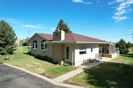 Hobby Farm 3 bedroom 1.5 bath home for sale in Glendive - image 1