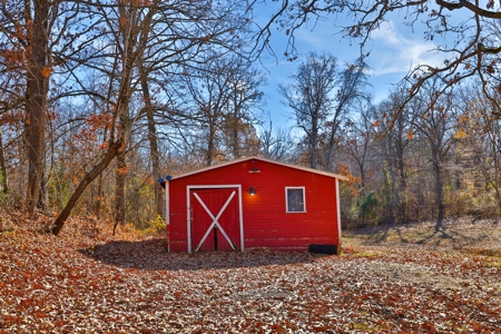 Country Home in a Subdivision in Thayer Missouri - image 18
