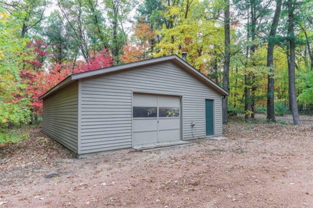 Country Home For Sale with 2 Acres in Amherst Junction - image 5
