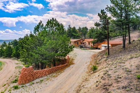 Mountain Home With Panoramic Views in Ranch Of The Rockies - image 2