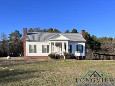 Historic Colonial Home on Hill for Sale in Cushing, Texas - image 9