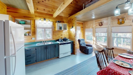 Charming Cabin on 70 Acres in Maine - image 4