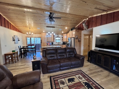 Billy Creek Country Home, Shop & Pond – National Forest - image 22