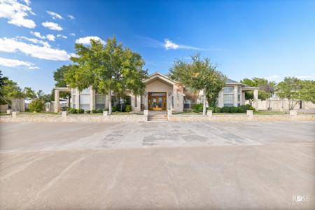 43+ Acre Hilltop Estate with Panoramic Views in Sonora, TX - image 1