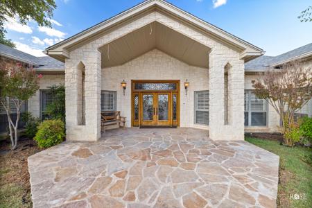 43+ Acre Hilltop Estate with Panoramic Views in Sonora, TX - image 5