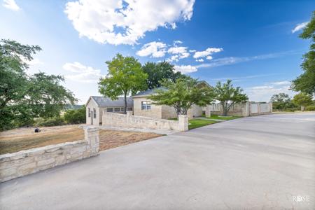 43+ Acre Hilltop Estate with Panoramic Views in Sonora, TX - image 33