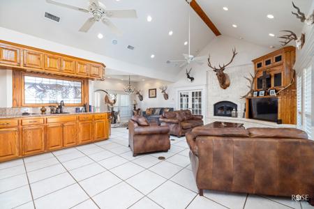 43+ Acre Hilltop Estate with Panoramic Views in Sonora, TX - image 9