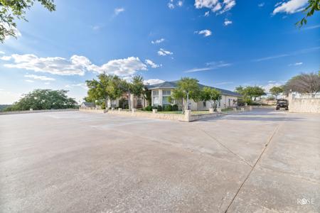 43+ Acre Hilltop Estate with Panoramic Views in Sonora, TX - image 4