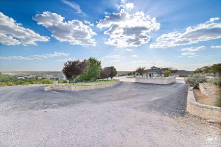 43+ Acre Hilltop Estate with Panoramic Views in Sonora, TX - image 2