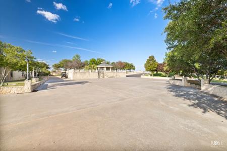 43+ Acre Hilltop Estate with Panoramic Views in Sonora, TX - image 32