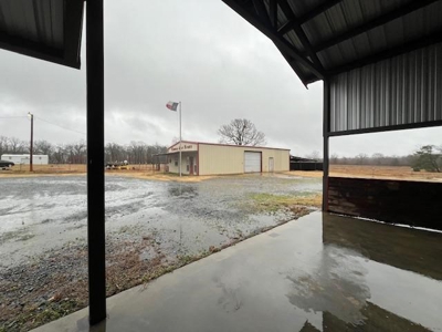 Country Home in Omaha Texas with Lake View - image 4