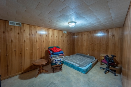 Ozarks Country Home With Acreage In Arkansas - image 16