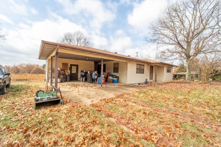 Ozarks Country Home With Acreage In Arkansas - image 1