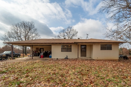 Ozarks Country Home With Acreage In Arkansas - image 3