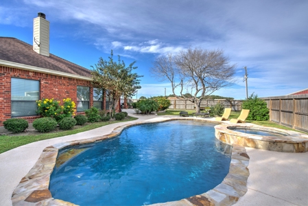 Country Home on 4.06 Acres in Nueces County - image 4