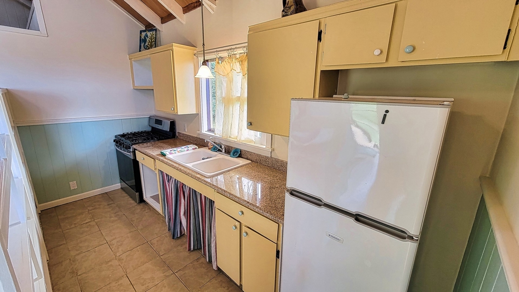 Cottage kitchen with granite counters