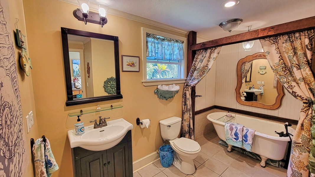 Guest bath with clawfoot tub