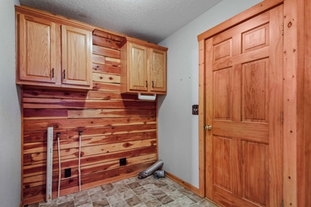 Exquisite Equine Property with Cedar Log Home, Mountain View - image 17
