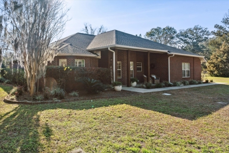 Stunning Brick Home With Land For Your Family & Animals - image 2