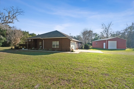 Stunning Brick Home With Land For Your Family & Animals - image 4