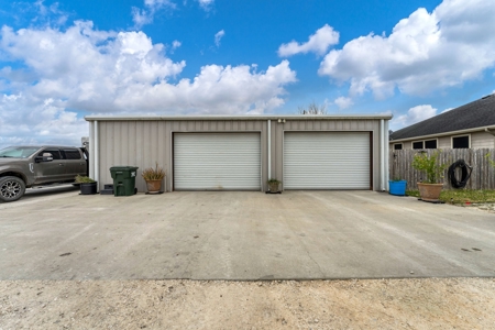 3/2 Home on 12.5acres with arena, barns, chicken coop. - image 6