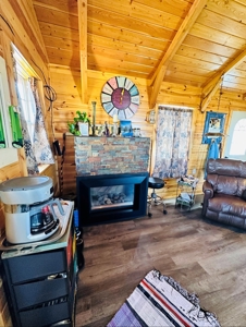 Cozy Central Montana Amish Cabin - image 16