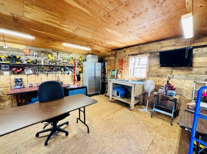 Cozy Central Montana Amish Cabin - image 27