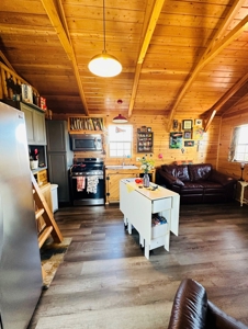 Cozy Central Montana Amish Cabin - image 25