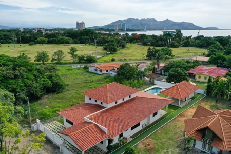 BRAND NEW Beach House for rent in Coronado close to golf - image 19