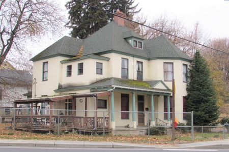 The Big Victorian On The Corner! - image 1