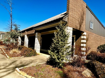 Commercial Office Building w/Acreage for Sale Antlers, Ok - image 4