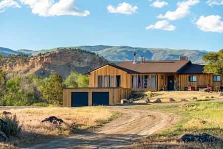 Western Colorado Short-Term Rental Property w Income History - image 30