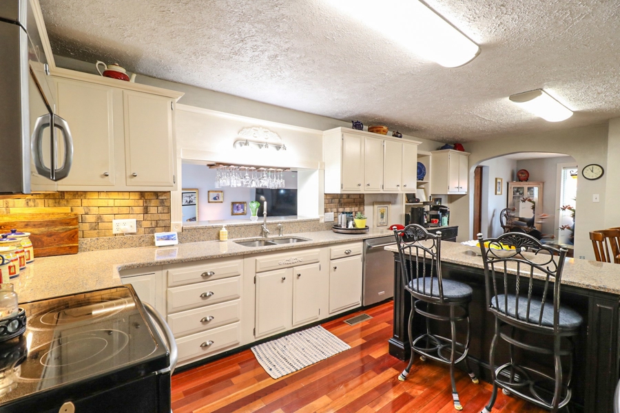 Beautiful eat in kitchen