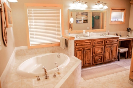 Beautiful Log Homes Situated on 250 Acres in Stockton, MO - image 16