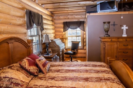 Beautiful Log Homes Situated on 250 Acres in Stockton, MO - image 14