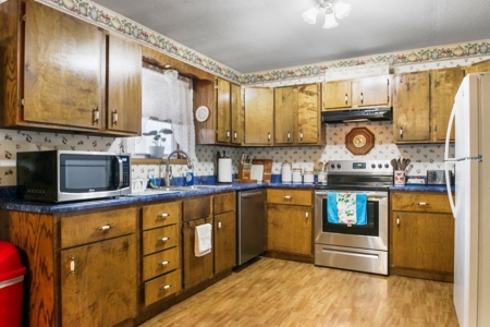 Country Home with Shop in the Heart of the Ozarks - image 6
