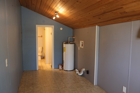 Home in Town in Koshkonong, Missouri - image 19