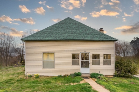 Home in Town in Koshkonong, Missouri - image 2