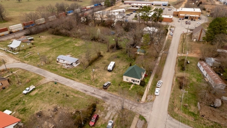 Home in Town in Koshkonong, Missouri - image 8