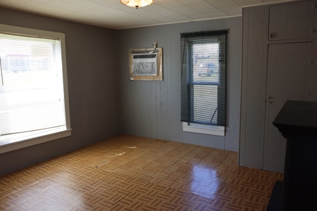 Home in Town in Koshkonong, Missouri - image 12