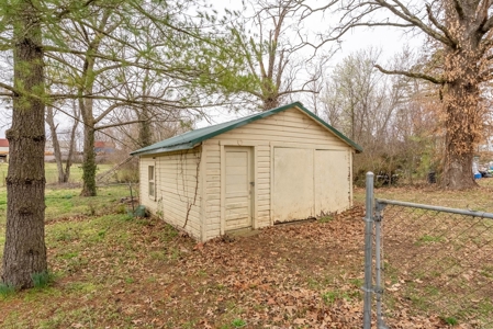 Home in Town in Koshkonong, Missouri - image 6