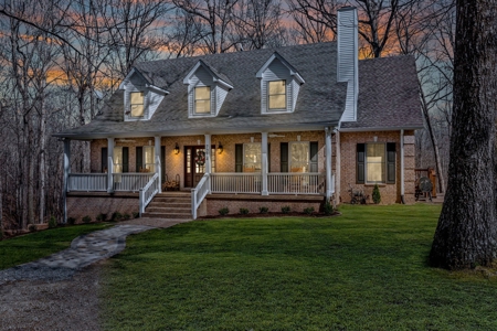 Serene Country Estate on 7 Acres: A Blend of Rustic Charm - image 1
