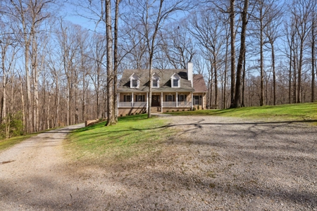Serene Country Estate on 7 Acres: A Blend of Rustic Charm - image 2