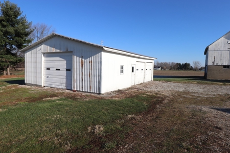 Country home on 1.5 acres with barns - image 14