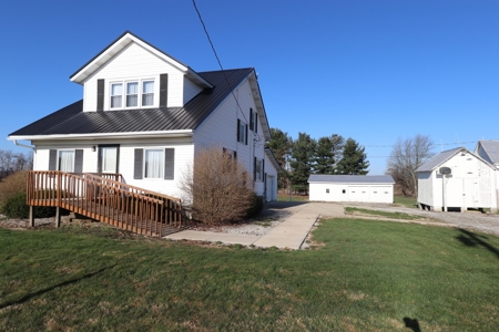 Country home on 1.5 acres with barns - image 7